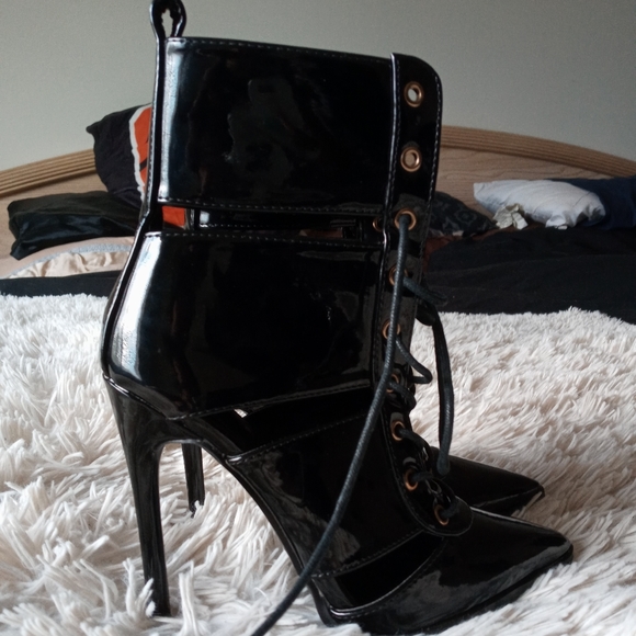 Fashion nova black cut out boots with heel - Picture 3 of 12